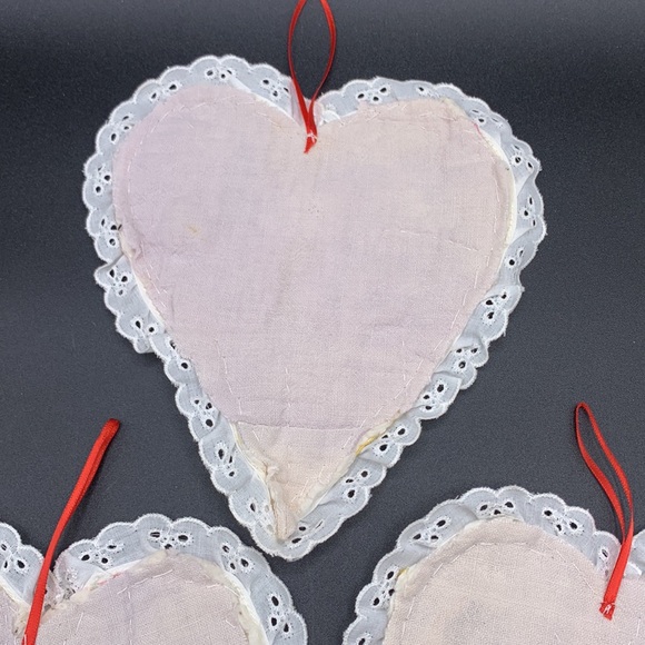 Vintage 3 Feed Sack Quilted Handmade Heart Shaped Eyelet Lace Ornaments Coasters - Picture 6 of 9